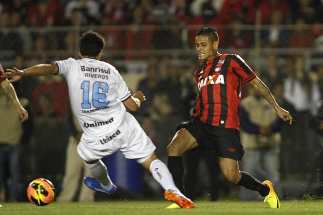 Marcado pelo volante Riveros, meia atleticano Everton tenta o passe | 