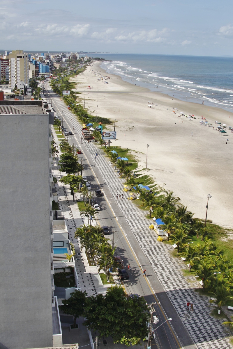 Orla de Matinhos não tem paredão de prédios: zoneamento limita construções altas à beira-mar | Daniel Castellano/ Gazeta do Povo