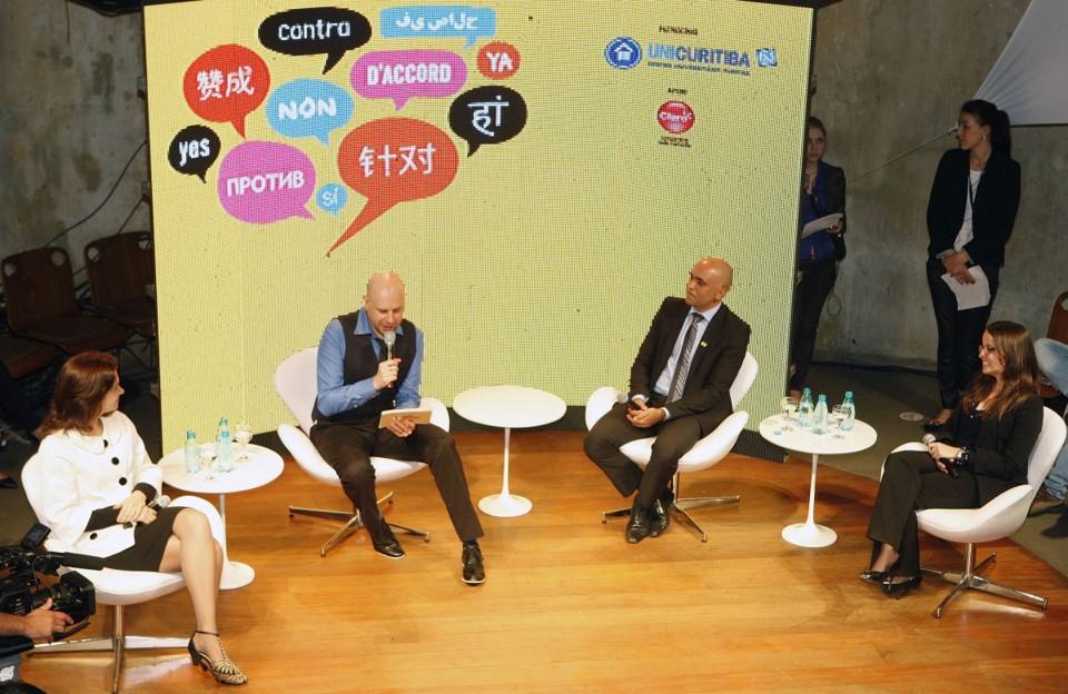 Luigi Poniwass media o debates entre os professores no Teatro Paiol. | Hugo Harada / Gazeta do Povo