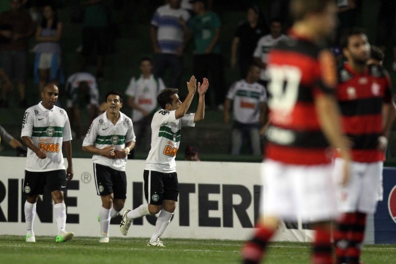 Éverton Ribeiro (seguido por Ayrton e Deivid) comemora seu gol sobre o Flamengo na vitória alviverde por 3 a 0 em 2012 | Walter Alves / Gazeta do Povo