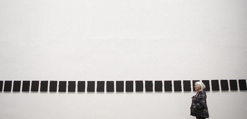 A artista observa a série Rito de Passagem, feita em nanquim com papel fotográfico | Jonathan Campos/Gazeta do Povo