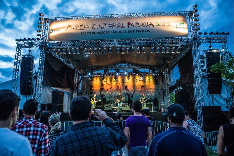 Em São José dos Pinhais, os shows no palco Conexões, instalado na Praça Missionário do Verbo Divino, no centro da cidade, começaram às 16 horas | Brunno Covello/Agência de Notícias Gazeta do Povo
