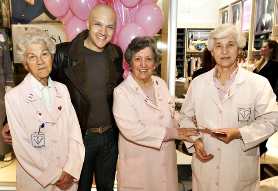 O cantor Zé Rodrigo com a presidente da Rede Feminina de Combate ao Câncer, do Hospital Erasto Gaertner, Walkyria Gaertner Boz (ao centro) e suas colegas voluntárias  Andrea Moreira (à esq.) e Janice Gastaldon no coquetel de lançamento do Outubro Blush, na loja feminina Liz, no Pátio Batel. A campanha faz alusão ao Outubro Rosa | Priscila Fiedler