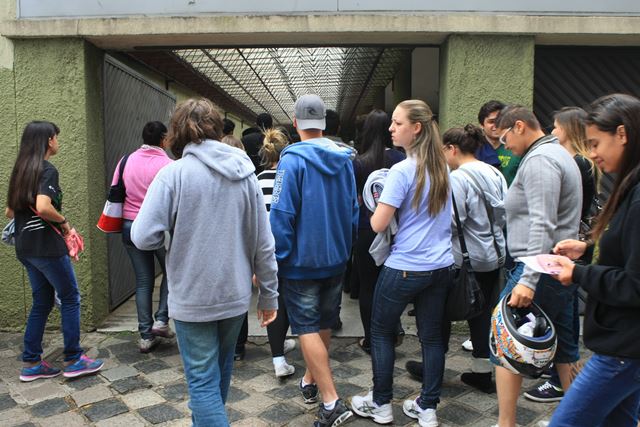 Alunos entram na UTFPR para realizar as provas do Enem. Portões fecharam às 13h06 | Aniele Nascimento / Gazeta do Povo