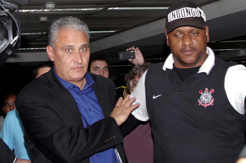 Tite foi protegido por seguranças no desembarque do Corinthians em São Paulo | Beto Martins / Futura Press / Folhapress