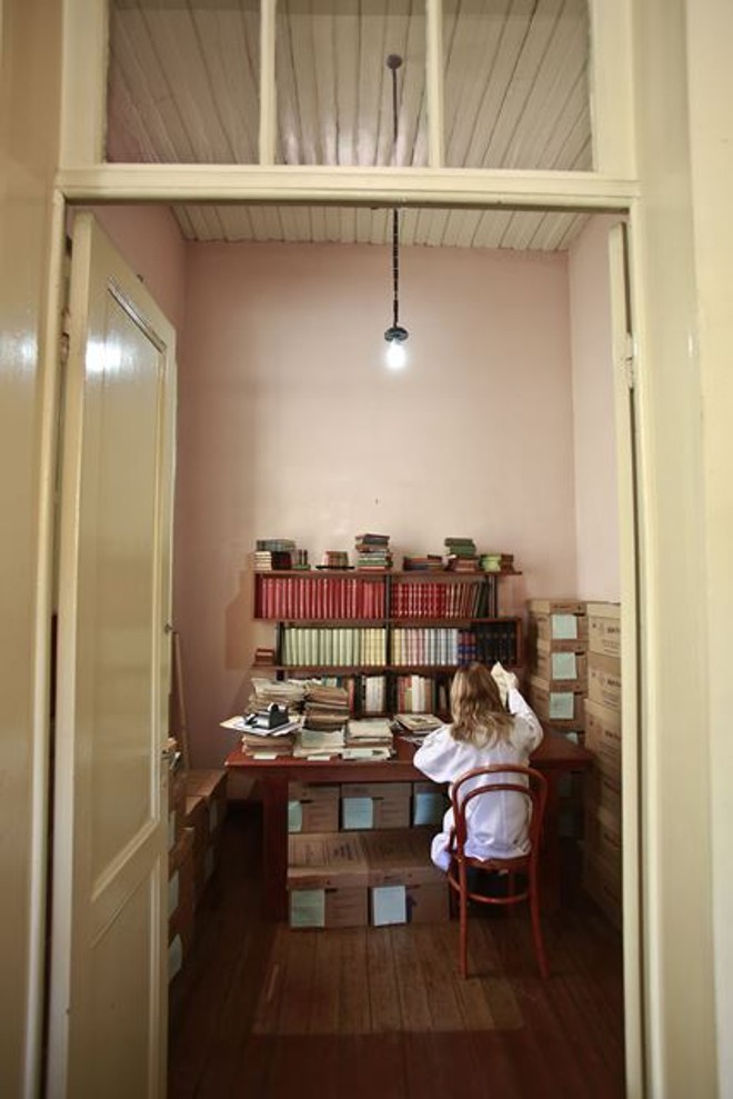 Equipe do Sesi realizada catalogação e separação do material há quatro meses |