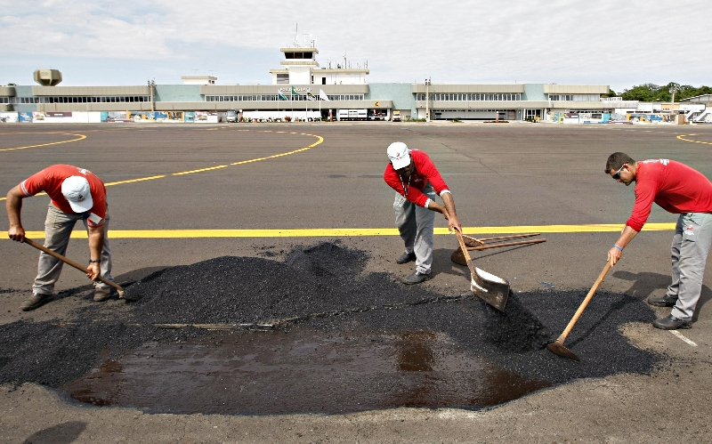 Operários trabalham na pista do Aeroporto Internacional de Foz do Iguaçu. Planejamento falho causa descontentamento nos passageiros e nas empresas áreas | Christian Rizzi/Gazeta do Povo