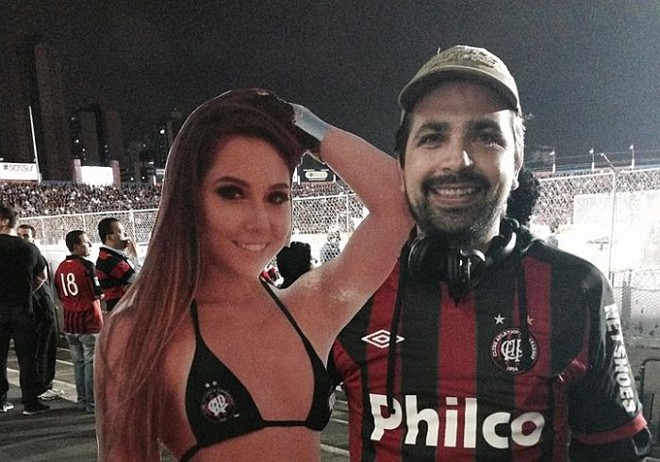 Renato Carpinski ficou posicionado com o cartaz de Carol Portalupi atrás do bando de reservas do Grêmio para provocar Renato Gaúcho |