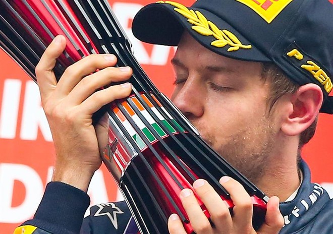 O piloto alemão Sebastian Vettel, da Red Bull, comemora o quarto título seguido na Fórmula 1 | 