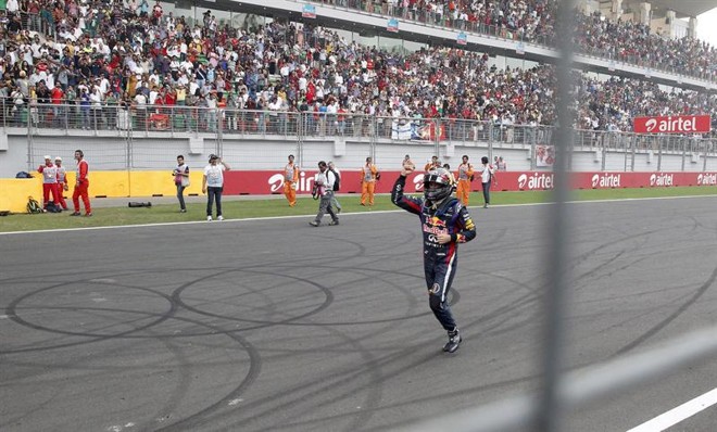 O piloto alemão Sebastian Vettel, da Red Bull, comemora o quarto título seguido na Fórmula 1 | 
