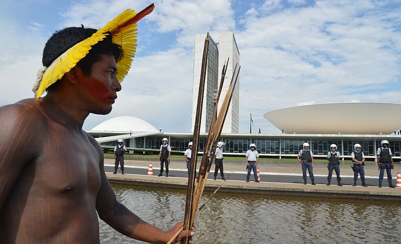 Índios protestaram em frente ao Congresso nesta quarta-feira (2) | Valter Campanato/ABr