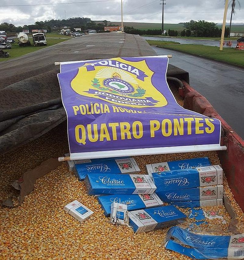 Cerca de 600 caixas de cigarro foram descobertas em meio a carga de milho em Quatro Pontes, no oeste do estado | Divulgação/Polícia Federal