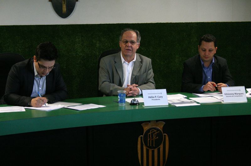O presidente da FPF, Hélio Cury, comandou reunião entre os participantes do Paranaense 2014 na manhã desta terça-feira | Backstage Comunicação