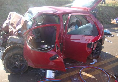 Quatro pessoas, possivelmente da mesma família, que estavam no Celta, morreram no acidente | PRF/Divulgação