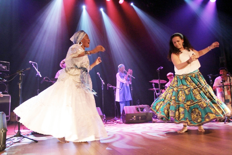 O grupo apresenta cantos de ciranda, coco, bumba meu boi e carimbó, entre outros ritmos populares | MirianeFigueira/Divulgação