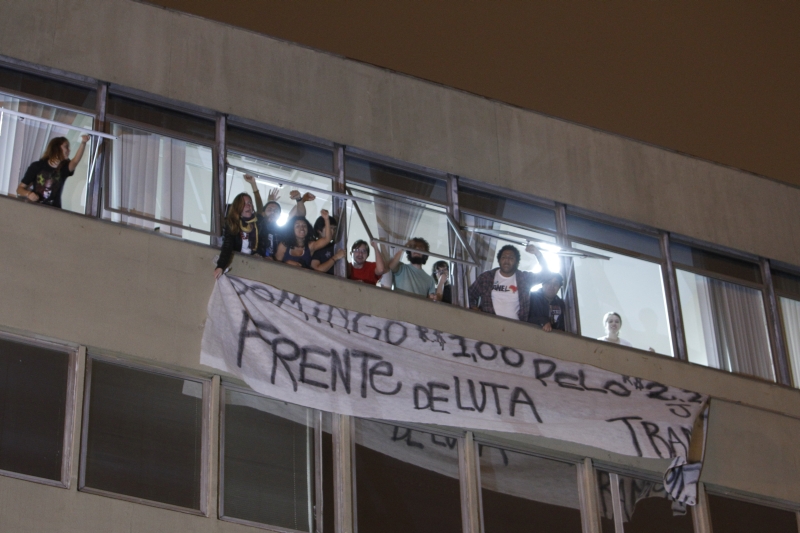 Cerca de 40 integrantes da Frente de Luta pelo Transporte iriam passar a noite no prédio do Legislativo municipal | Antônio More/Gazeta do Povo
