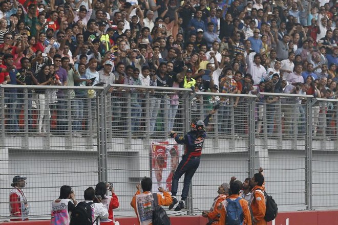 O piloto alemão Sebastian Vettel, da Red Bull, comemora o quarto título seguido na Fórmula 1 | 