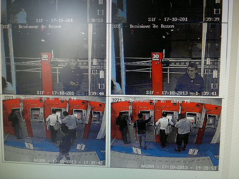 Para aplicar o golpe, homens descobriam a senha das vítimas no caixa automático e obtinham os cartões delas em seguida, diz polícia | Rafael Neves/Gazeta do Povo