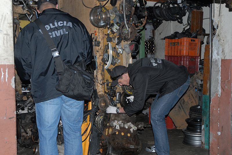 Ao longo de dois dias, 150 agentes vistoriaram mais de vinte lojas de autopeças na capital paranaense | Carlos Soares/DPC
