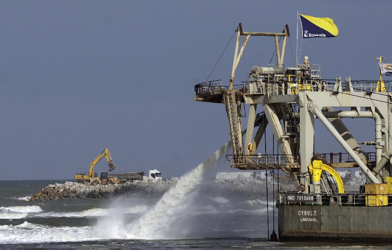 Dragas trabalham na obra do porto de Açu, projeto da LLX | Ricardo Moraes/ Reuters