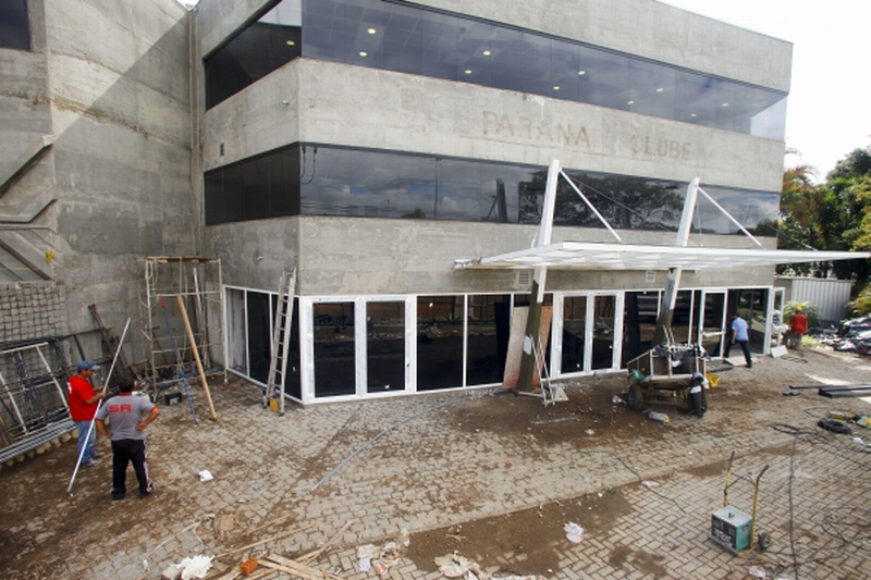 Fachada em reforma do salão social paranista na Avenida Kennedy: parceira gastou R$ 5 milhões na remodelação da sede | Kennedy André/ Rodrigues Gazeta do Povo