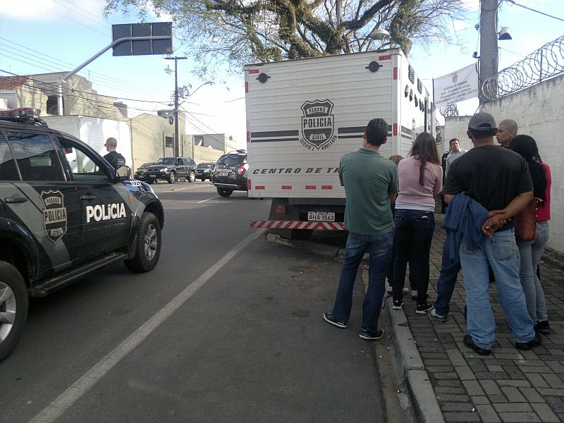 Familiares assistem momento em que 22 detentos deixam carceragem do 12º DP, na capital paranaense | Rafael Neves/Gazeta do Povo