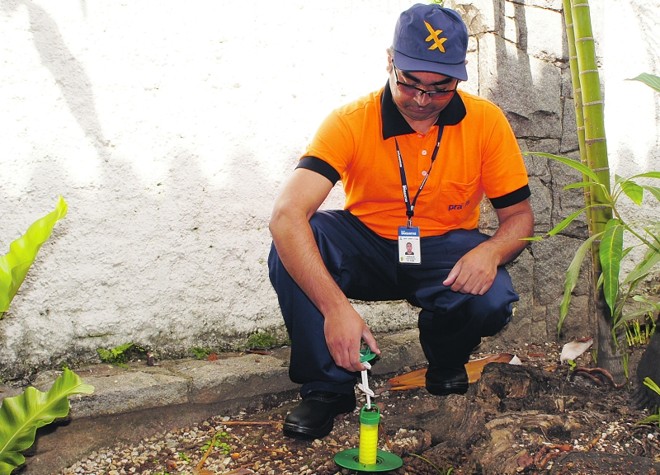 Funcionário de empresa homologada aplica sistema com novo produto da Praxxis, que elimina colônias de cupins |