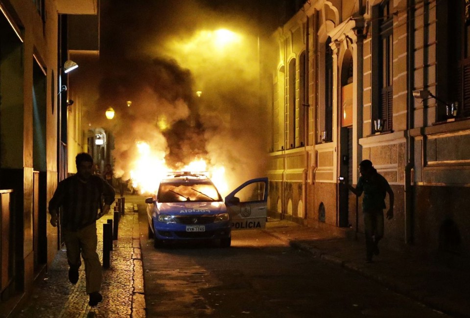 Carro de polícia é incendiado por manifestantes | Reuters / Ricardo Moraes