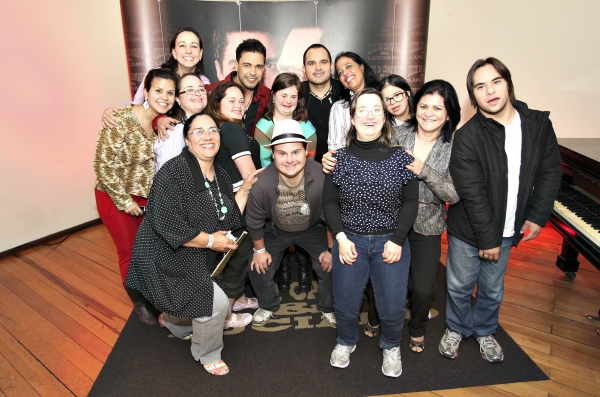 Depois do show de quinta-feira no Guairão, Zezé di Camargo e Luciano receberam sete jovens da Associação Reviver Down, acompanhados de seus responsáveis. A alegria estampada nos rostos da meninada fala por si só. Bravo, Zezé e Luciano! | Valterci Santos