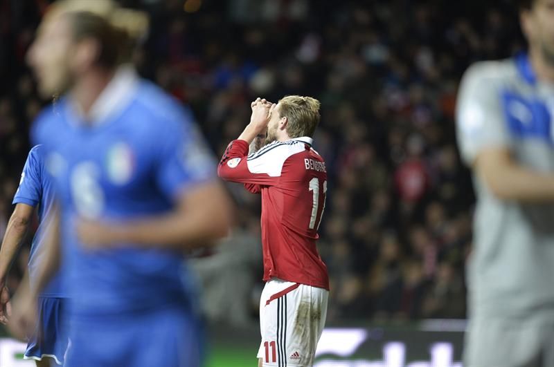 Bendtner marcou os dois gols da Dinamarca contra a Itália, mas empate com a Itália praticamente tira seleção nórdica da Copa de 2014 | Claus Bech / EFE