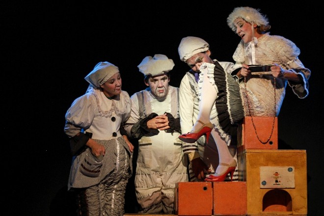 Sonho de uma Noite de Verão põe objetos a serviço do Senhor Milkshakespeare |