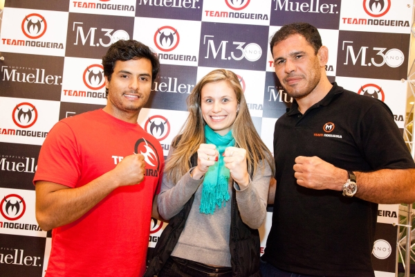 Antonio Rogério Nogueira (à dir.), mais conhecido como Minotouro nos ringues de MMA, com Leandro de Oliveira (à esq.), proprietário da primeira unidade da academia Team Nogueira em Curitiba, e a gerente de marketing do Shopping Mueller, Silmara Souza, na pausa da sessão de fotos e autógrafos realizada terça-feira no Piso Cinemas. Antônio Rodrigo Nogueira, o Minotauro, irmão gêmeo de Minotouro, não compareceu por questões de atraso no voo | Henrique Schaefer