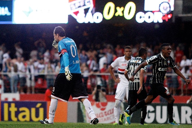 Rogerio Ceni sai desolado após penalti perdido aos 44/2º | Daniel Guimarães