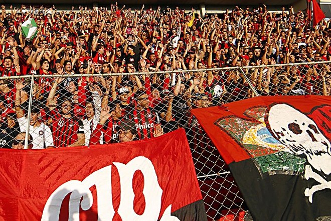 Alambrado da Vila Capanema que caiu na comemoração da torcida no primeiro gol do Atlético |