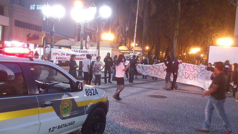 Ato por mais investimentos na educação, no Dia dos Professores, aconteceu nesta terça na Boca Maldita | Antonio More/Gazeta do Povo