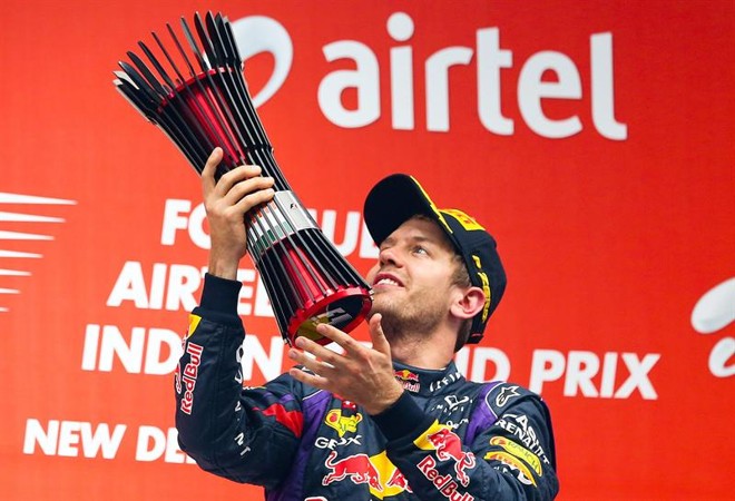 O piloto alemão Sebastian Vettel, da Red Bull, comemora o quarto título seguido na Fórmula 1 | 