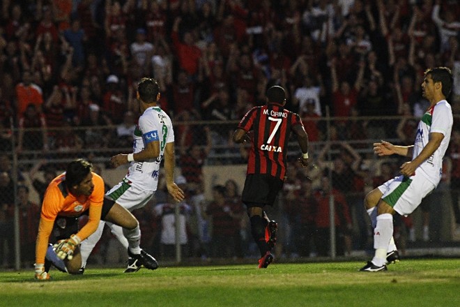 Após superar a defesa da Lusa, Marcelo parte para comemorar o gol da vitória, logo no primeiro ataque do jogo de ontem | Felipe Rosa/ Gazeta do Povo