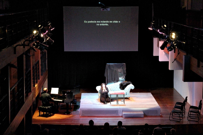 Ópera A Voz Humana foi montada pela primeira vez em Curitiba em 2011, dentro da série Ópera Ilustrada, com a soprano Josianne dal Pozzo | Luiz Cequinel/Divulgação