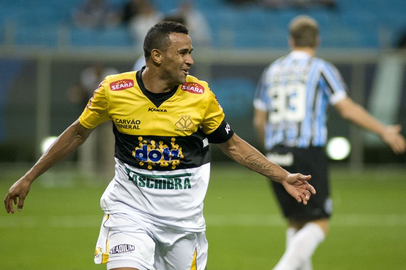 Serginho comemora o gol da vitória do Criciúma na Arena Grêmio | Ramiro Furquim / Agif / Folhapres