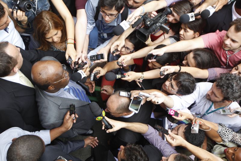 Barbosa cercado de jornalistas: ministro diz que terá tempo para refletir após se aposentar do Supremo Tribunal Federal | Daniel Castellano/ Gazeta do Povo