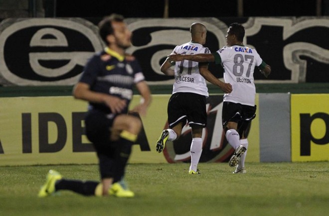 Uelliton chega para comemorar com o autor do gol Julio César | 