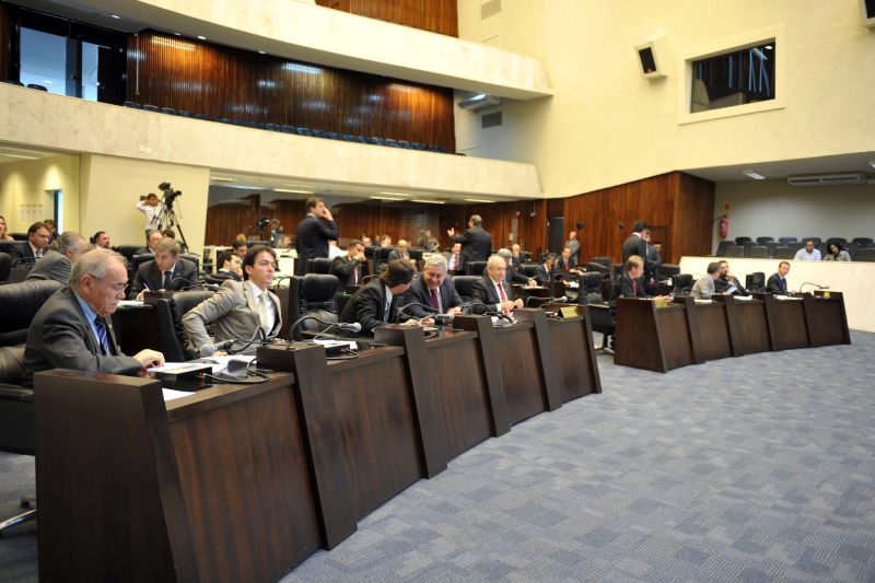 Sessão da Assembleia: para a oposição, projeto aprovado ontem abre a possibilidade de o Executivo pagar mil gratificações de R$ 7.725 mensais. Governo rebate e diz que haverá economia de R$ 48 milhões por ano | Sandro Nascimento/Alep