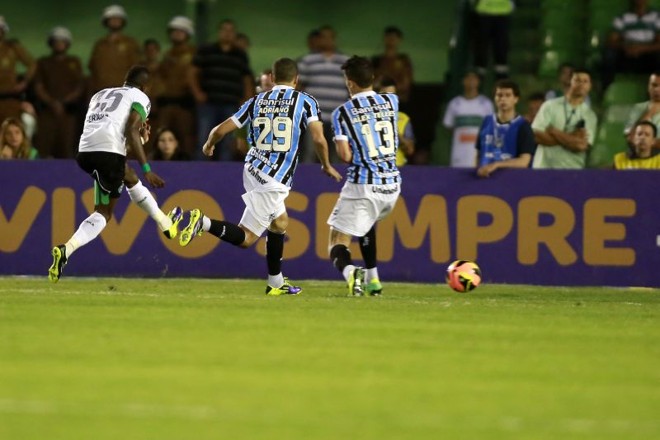O angolano Geraldo chuta para fechar a goleada por 4 a 0 no Couto |