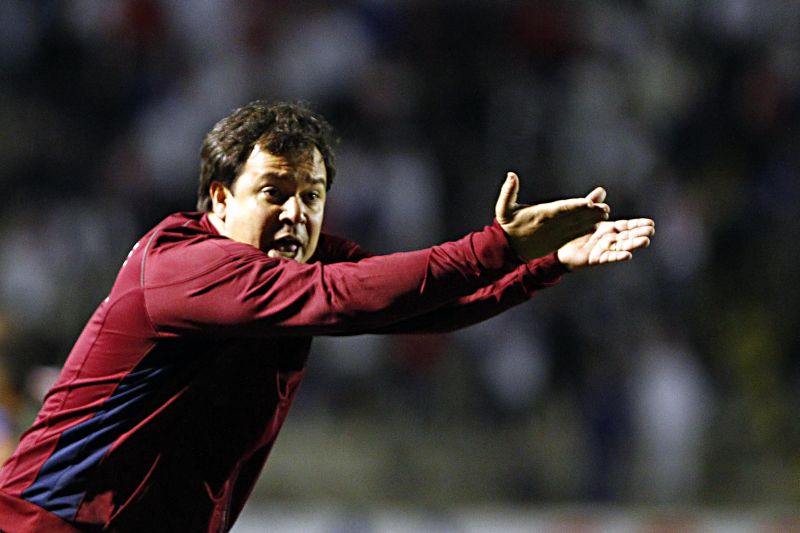 Dado orienta os jogadores do Paraná durante o duelo | Albari Rosa / Gazeta do Povo