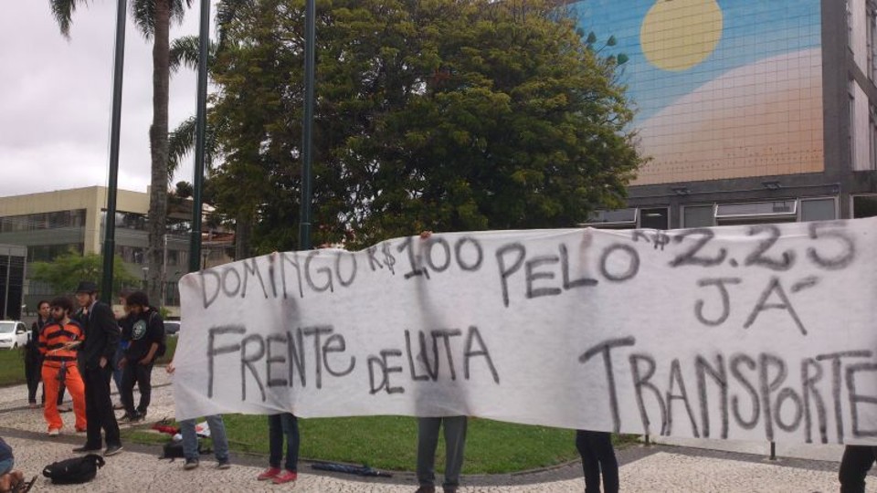 Manifestantes seguram faixa durante manifestação em frente à sede da Prefeitura de Curitiba | Antonio More/Agência de Notícias Gazeta do Povo