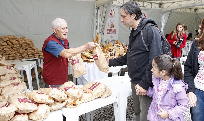 No Dia Mundial do Pão espera-se arrecadar 2,5 mil livros, que serão trocados por pãezinhos. Foto do evento de 2012 | Antonio More/Gazeta do Povo