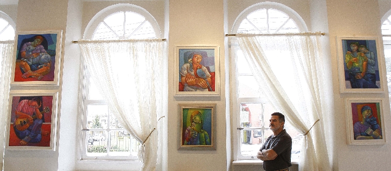 Adélio Sarro e seus quadros inéditos: cores foram minimizadas depois de uma cirurgia de catarata: Quando abri o olho, vi que estava tudo muito colorido | Jonathan Campos/ Gazeta do Povo