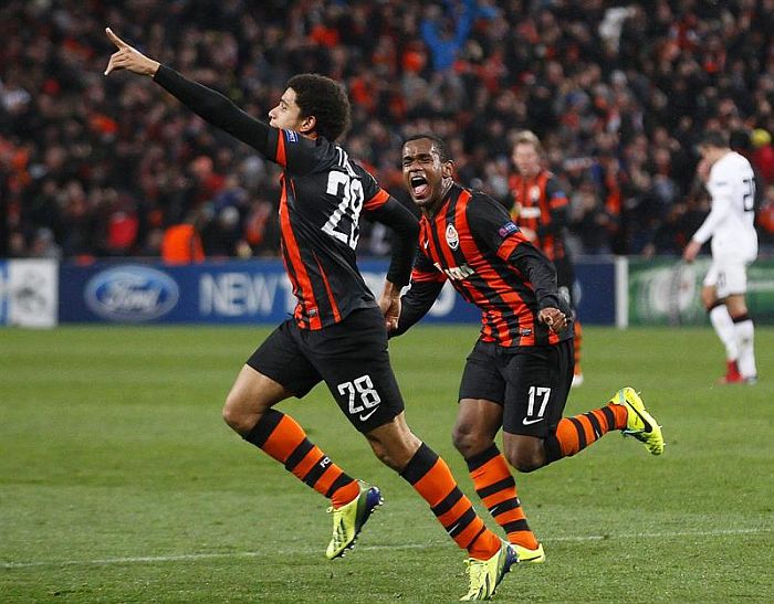 Taison comemora com Fernando o gol do Shakhtar Donetsk que garantiu o empate com o Manchester United | Sergey Dolzhenko / EFE