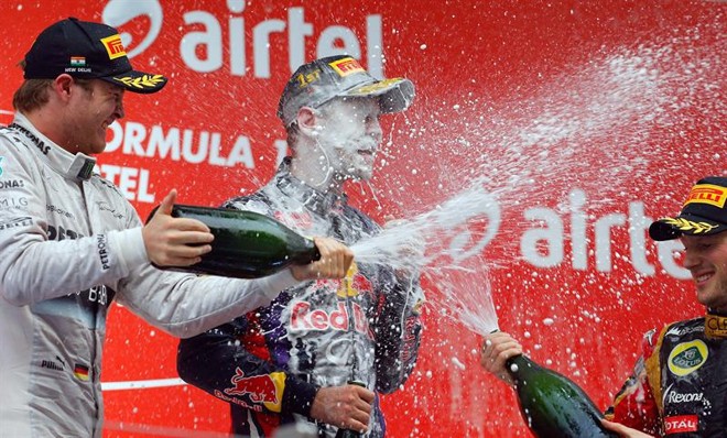 O piloto alemão Sebastian Vettel, da Red Bull, comemora o quarto título seguido na Fórmula 1 | 