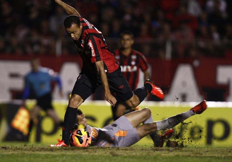 Roger dribla o goleiro Giovanni antes de marcar o gol da vitória do Atlético | Hugo Harada / Gazeta do Povo